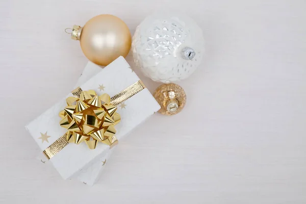 Composizione natalizia. Scatole regalo di Natale con palline di Natale su sfondo bianco — Foto Stock