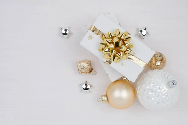 Composição de Natal. Caixas de presente de Natal com bolas de Natal no fundo branco — Fotografia de Stock