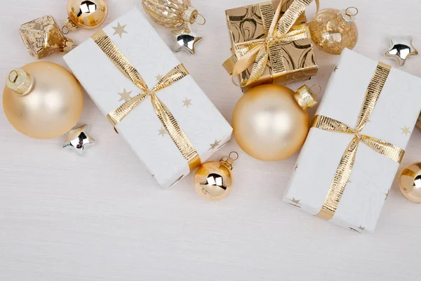 Kerstcompositie. Kerstcadeaudozen met kerstballen op witte achtergrond — Stockfoto