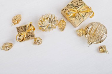 Noel kompozisyonu. Beyaz arka planda Noel topları olan Noel hediyesi kutuları