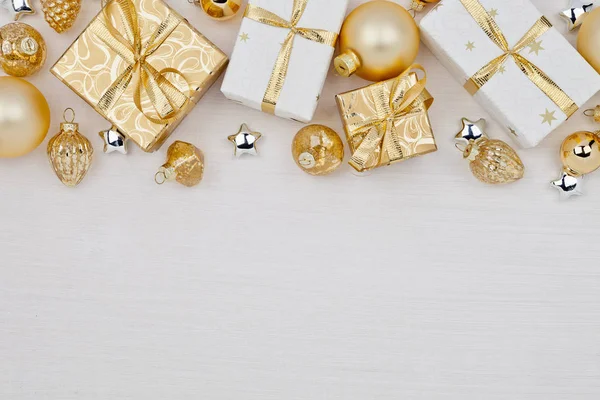 Vánoční kompozice. Vánoční dárkové krabice s vánoční koule na bílém pozadí — Stock fotografie