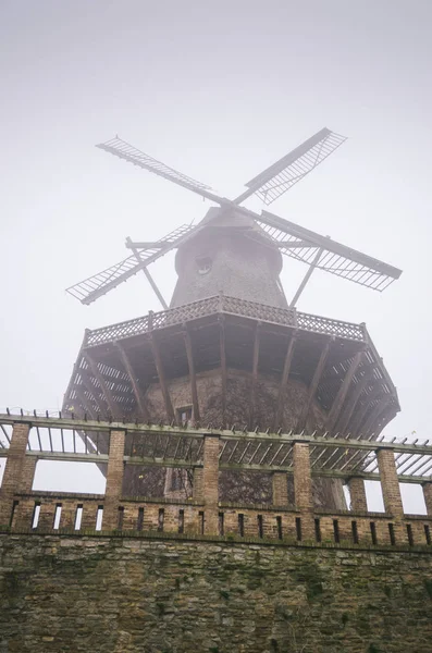 Moulin à vent traditionnel dans une journée brumeuse — Photo