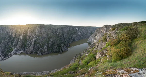 Diga di Aldeadavila nel parco naturale delle Arribes del Duero, Salamanca, Sp — Foto Stock