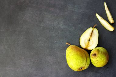 Taze olgun sulu armut. Koyu arka plan üzerinde. Metin için boş alan