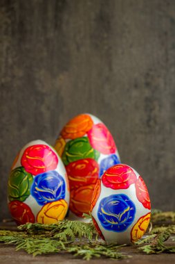 Ahşap arka planda paskalya yumurtaları