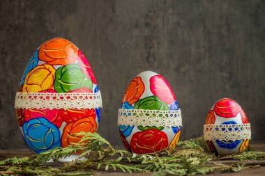 Ahşap arka planda paskalya yumurtaları