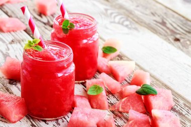 Nane ile sağlıklı taze karpuz smoothies
