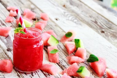 Nane ile sağlıklı taze karpuz smoothies