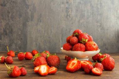 Çilek plaka rustik siyah arka plan üzerine