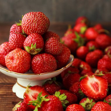 Srawberry plaka eski rustik zemin üzerine