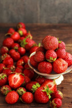 Srawberry plaka eski rustik zemin üzerine