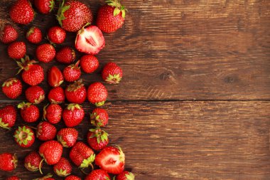 Srawberry plaka eski rustik zemin üzerine