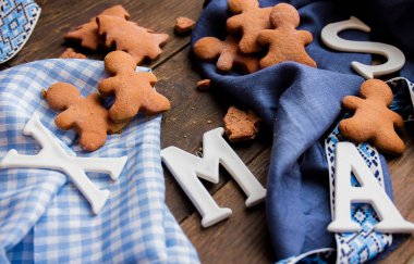 Tahta masada Noel kurabiyeleri