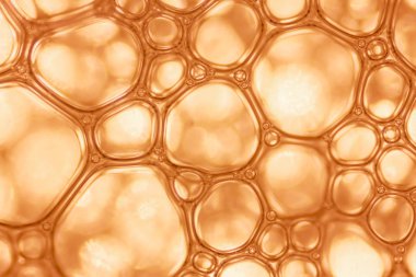 Kimyasal makro görünümü beyaz sabunlu kabarcıklar köpük. sabun köpüğü ve duş doku. Mavi arka plan. yumuşak odak