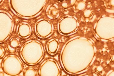 Kimyasal makro görünümü beyaz sabunlu kabarcıklar köpük. sabun köpüğü ve duş doku. Mavi arka plan. yumuşak odak