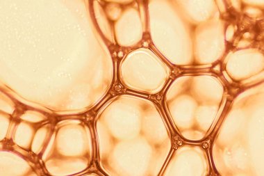 Kimyasal makro görünümü beyaz sabunlu kabarcıklar köpük. sabun köpüğü ve duş doku. Mavi arka plan. yumuşak odak