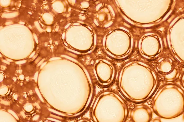 Kimyasal makro görünümü beyaz sabunlu kabarcıklar köpük. sabun köpüğü ve duş doku. Mavi arka plan. yumuşak odak