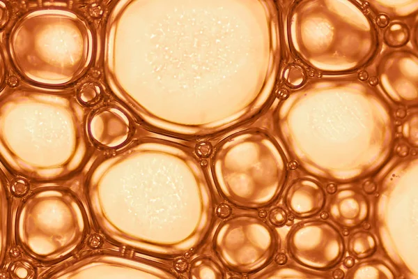 Makro görünümü sabunlu beyaz köpük kabarcıklar. sabun köpüğü ve duş doku. Mavi arka plan. yumuşak odak