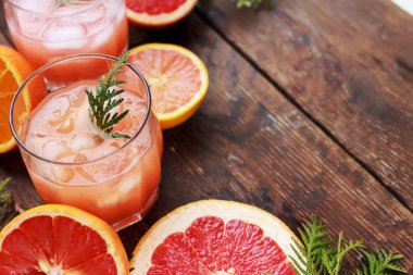 Kokteyli ile turkuaz bir arka plan üzerinde greyfurt dilim. Greyfurt Martini