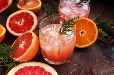 Kokteyli ile turkuaz bir arka plan üzerinde greyfurt dilim. Greyfurt Martini