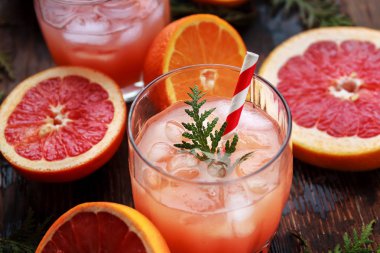 Alkol içki portakal suyu, votka veya beyaz ROM ile buz Portakal dilim servis serinletici cam.