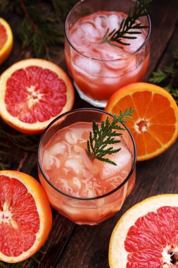 Kokteyli ile turkuaz bir arka plan üzerinde greyfurt dilim. Greyfurt Martini