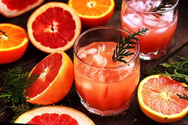 Cocktail with slices of grapefruit on a turquoise background. Grapefruit Martini — Stock Photo, Image