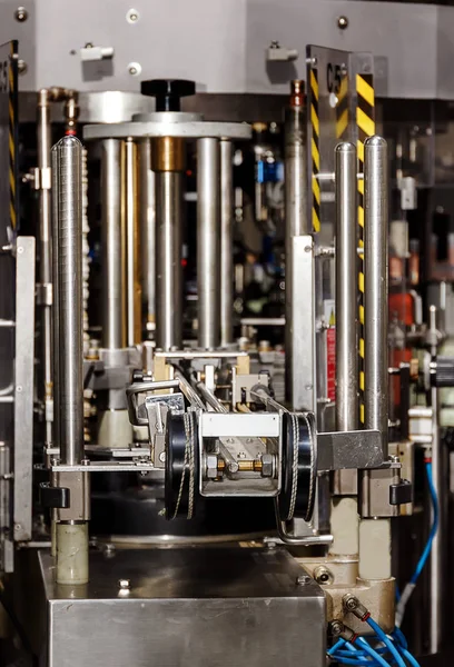 Kapatma Makinası otomatik şişe mekanizması. Fabrika alkollü içecek üretimi için.