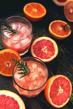 Kokteyli ile turkuaz bir arka plan üzerinde greyfurt dilim. Greyfurt Martini