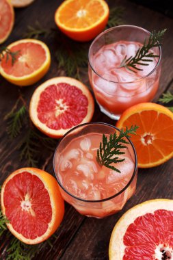 Kokteyli ile turkuaz bir arka plan üzerinde greyfurt dilim. Greyfurt Martini