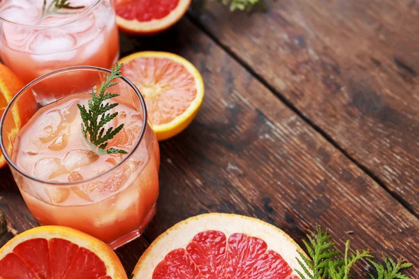 Cocktail with slices of grapefruit on a turquoise background. Grapefruit Martini — Stock Photo, Image