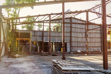 Endüstriyel ambar ya da hangarın yıkıntıları detaylarla yeniden yapılanma sürecinde.