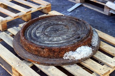 Palet ve asfaltta rögar kapağı