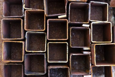 Eski endüstriyel depodaki paslı metal borular.