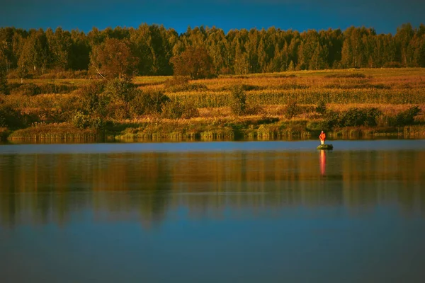 가을에 호수에서 낚시를 하는 모습 — 스톡 사진