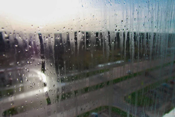 Des gouttes de pluie sur la fenêtre en verre transparent. Des gouttes d'eau. Pluie Texture de fond abstraite . — Photo