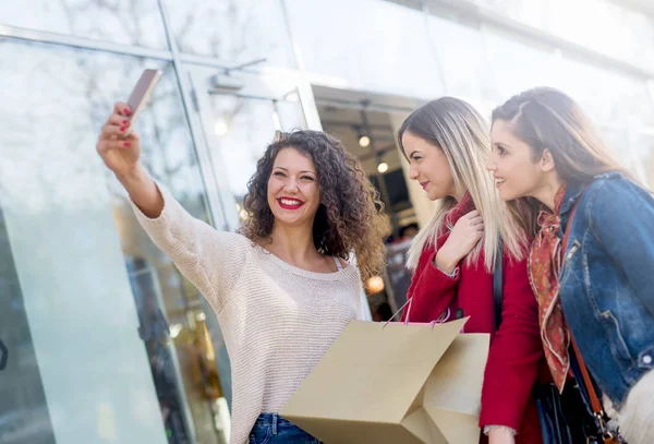 Jóvenes Mujeres Felices Tomar Fotos Teléfono Inteligente Aire Libre Cerca — Foto de Stock