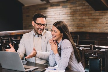 Kafelerde gülümseyen iş adamları iş yapmak