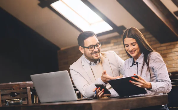 Gente Sonriente Negocios Cafés Hacen Trabajo — Foto de Stock