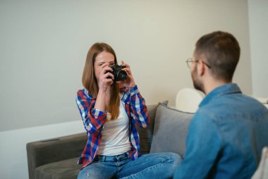 Güzel çift kanepede birbirlerine fotoğrafını çekmek