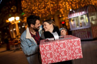 Bir erkek arkadaş, kız arkadaşına hediyesiyle sürpriz yapıyor..