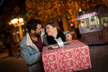Noel hediyesi, Noel ve yılbaşı hediyeli mutlu çift sokakta