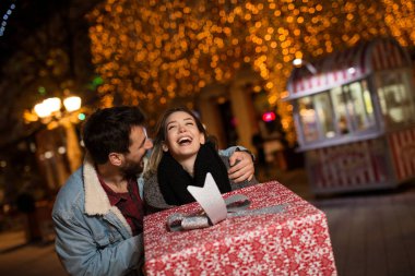 Noel hediyesi, Noel ve yılbaşı hediyeli mutlu çift sokakta