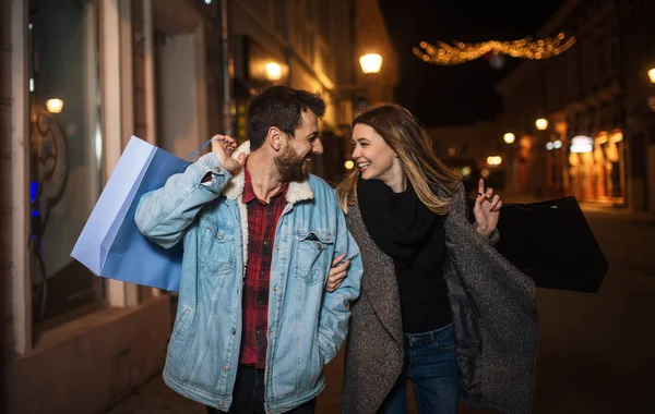 Gros plan d'un jeune couple faisant du shopping dans la ville la nuit — Photo