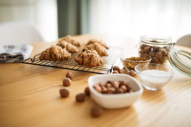Çöreğin içinde bir masada servis edilen fırında kekler.