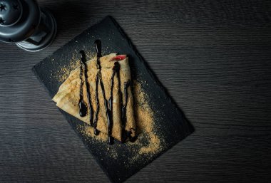 İnce krepli, çikolata soslu tabak.