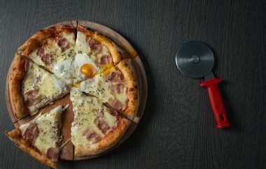 Prosciutto ve peynirli pizza. Üst görünüm.