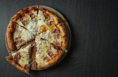 Prosciutto ve peynirli pizza. Üst görünüm.