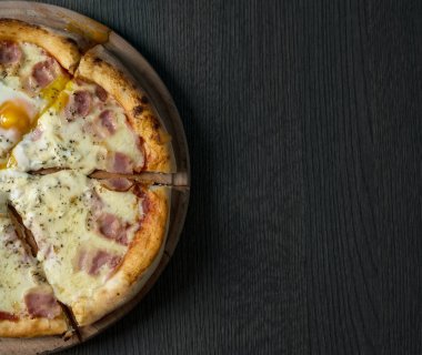 Jambonlu ve peynirli pizza..