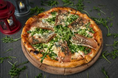 Ahşap masa üzerinde malzemelerle güzel lezzetli pizza